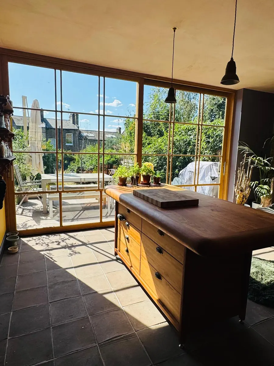 Oak sliding doors with corner return glazing in an Islington kitchen extension